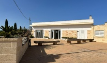1026-VL - Giuggianello - Locale con abitazione e giardino completamente ristrutturato