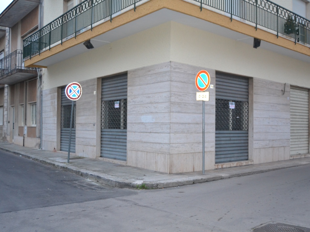 0218-AL - Muro Leccese - Locale commerciale in Piazza del Popolo