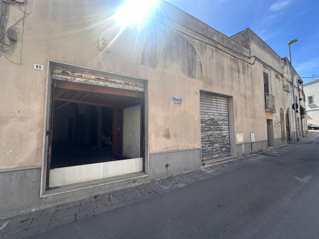 0619a-VLC - Muro Leccese - Locale commerciale voltato a stella