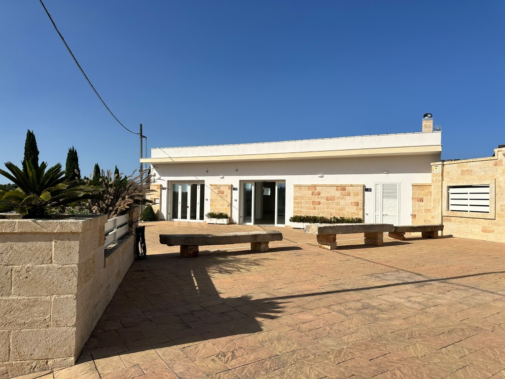 1026-VL - Giuggianello - Locale con abitazione e giardino completamente ristrutturato